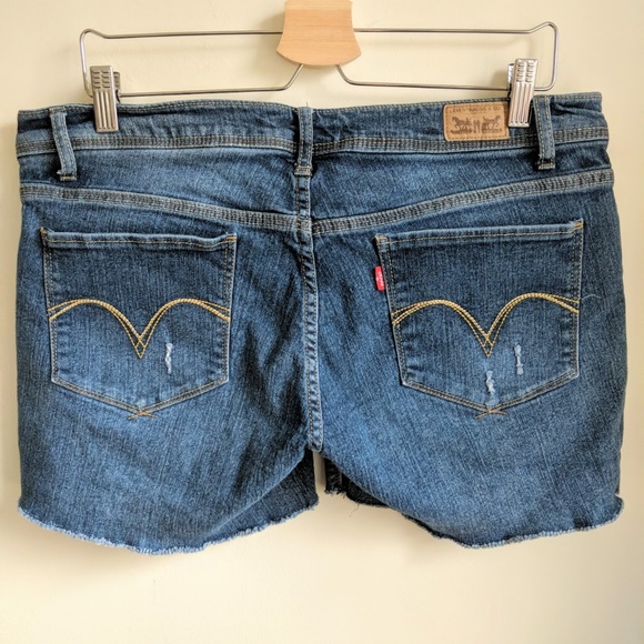 [Levi's] Dark Wash Distressed Raw Hem Midi Short - Picture 5 of 8